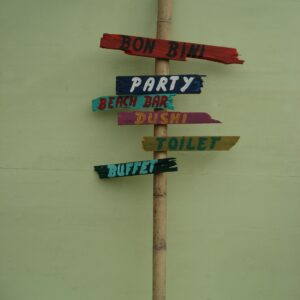 Foto van Caribische wegwijzer op bamboepaal